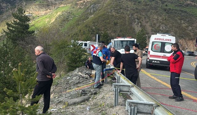 Motosiklet uçuruma yuvarlandı; 1 ölü, 1 yaralı