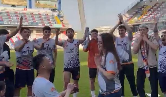 Şampiyonluk kutlamalarında futbolcudan sürpriz evlilik teklifi