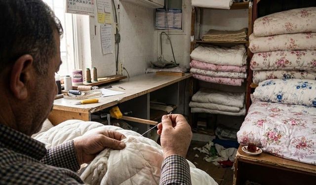 El emeğiyle 32 yıldır pamuk yorgan üretiyor