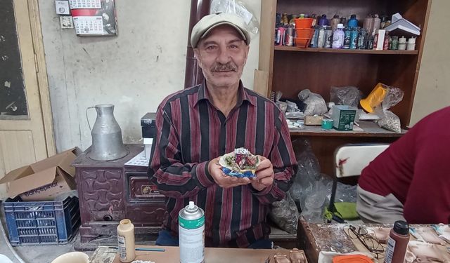 Vefat eden oğlunun yarım kalan hikayesini tamamlıyor