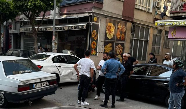 Otomobille çarpışan motosikletteki iki kişi yaralandı