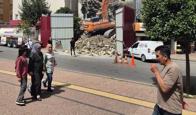 Cadde ortasında kentsel dönüşüm mesaisi