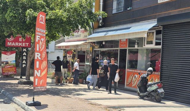 Bayram sabahı vatandaş kuyrukta, fırıncı tezgah başında