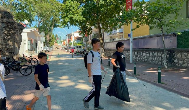 12 arkadaş, bisikletleriyle sokak sokak dolaşıp çöp topladı