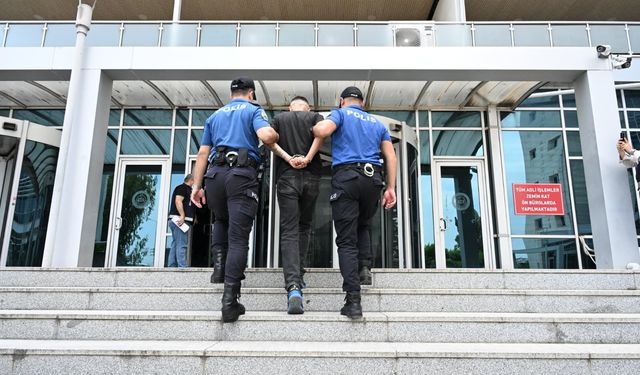 Kırmızı bültenle aranan şahıs Çukurova Havalimanı’nda yakalandı
