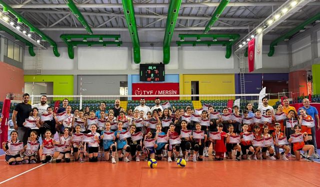 Minik voleybolcular şenlikte buluştu