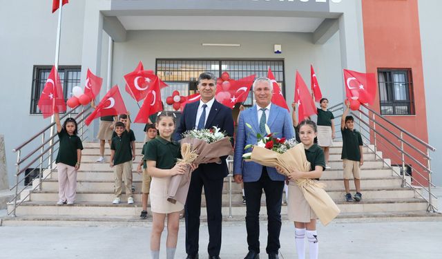 Başkan V.  Zeyit Şener, öğrencilerin karne programına katıldı