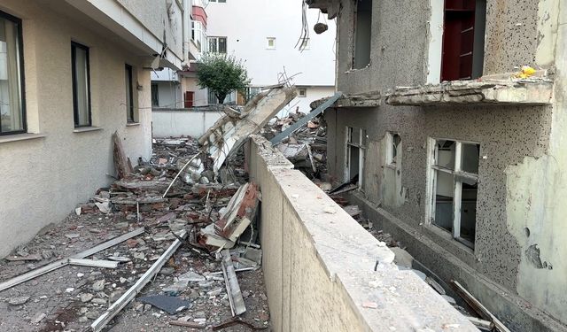 Yıkım kazası yürekleri ağızlara getirdi