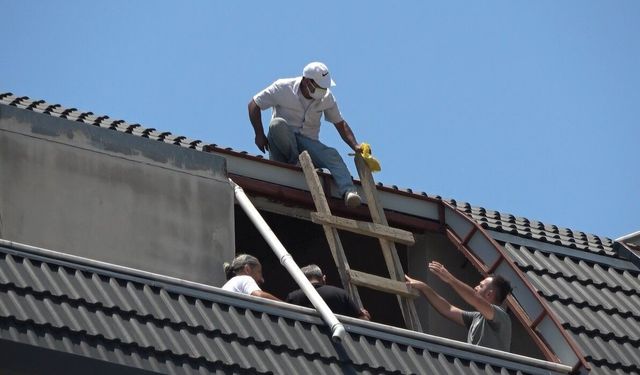 Bunalıma giren kişi çatıya çıktı, polis ikna etti