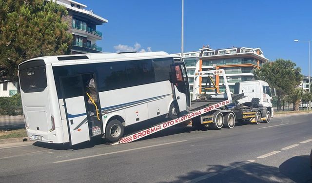 Alanya’da alkollü sürücünün kullandığı midibüs refüjü aşıp karşı şeride geçti