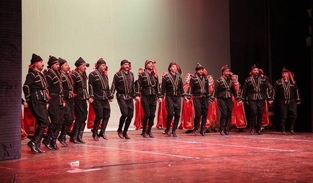 İki şehir, tek sahne: Mersin ve Sivas'tan halk dansları gösterisi
