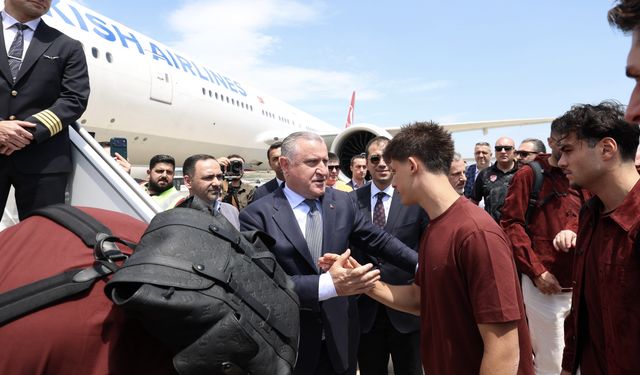Gençlik ve Spor Bakanı Bak milli futbolcuları ABD’ye uğurladı