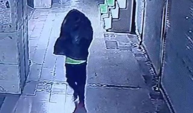 Çöp poşeti ile yüzünü saklayıp, çay ocağını yaktı; o anlar kamerada