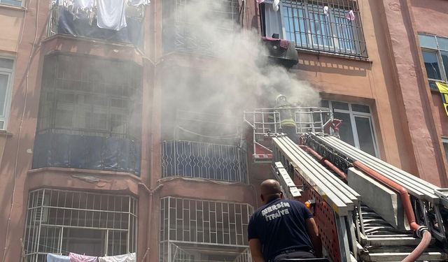 Mersin'de Çakmak Caddesi'nde Yangın: Evde kimsenin olmaması teselli oldu