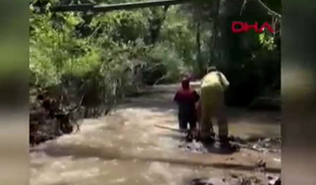 Topunu almak için girdiği derede akıntıya kapıldı