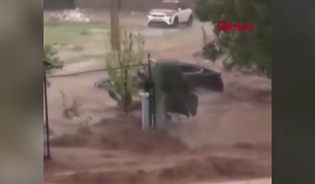 Şiddetli yağış taşkına yol açtı: 3 araç sele kapıldı