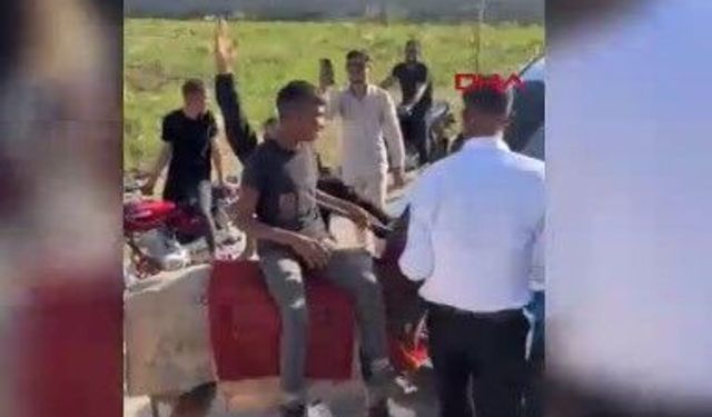 Düğün konvoyunun önünü eşekle kestiler