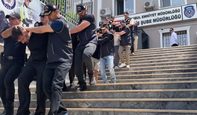 Turistleri taşıyan VIP aracı durdurup gasp ettiler