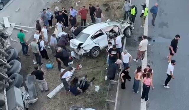 Otoyolda lastiği patlayan TIR, otomobile çarpıp devrildi: 6 yaralı
