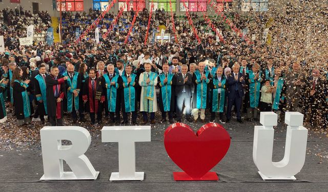 RTEÜ’de mezuniyet coşkusu; 54 yaşında iki ana dalda birinci oldu