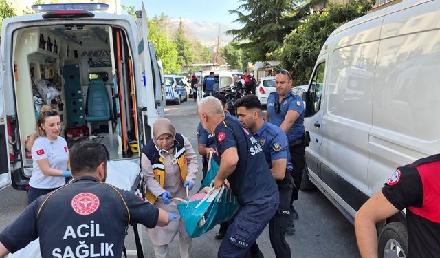 Tabancayla kızını öldürüp, eşini ve diğer kızını yaraladı