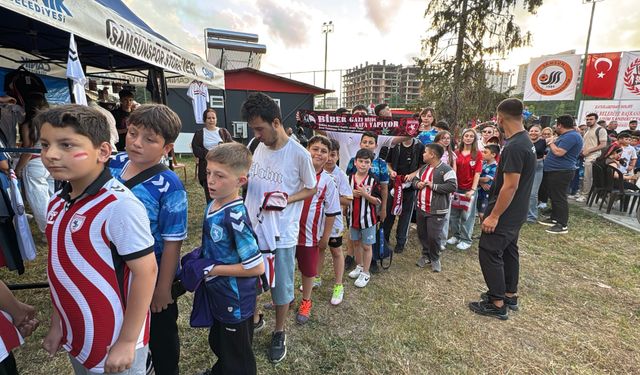 Taraftarların düzenlediği Samsunspor’un yıl dönümü kutlamasına futbolcular katıldı