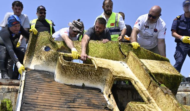 Dalgıçlar deniz altındaki enkazı temizledi