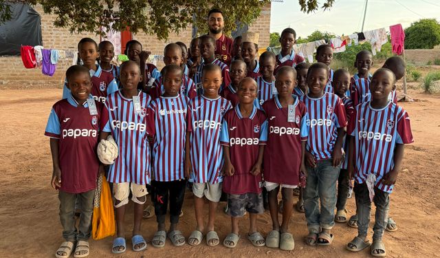 Trabzonspor formaları Afrika’daki çocukları sevindirdi