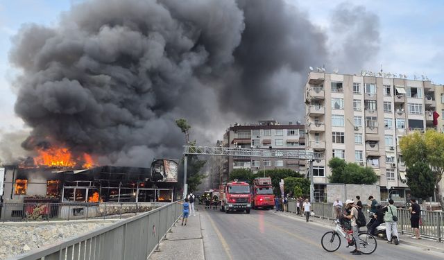 Mersin'de korkutan yangın: Dumanlar gökyüzünü kapladı