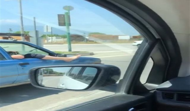 Otomobilin camından ayak uzatıp içki içtiler, 280 bin TL ceza yediler