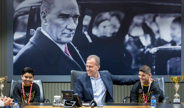 Şampiyonlar kupayla Başkan Seçer’in yanında