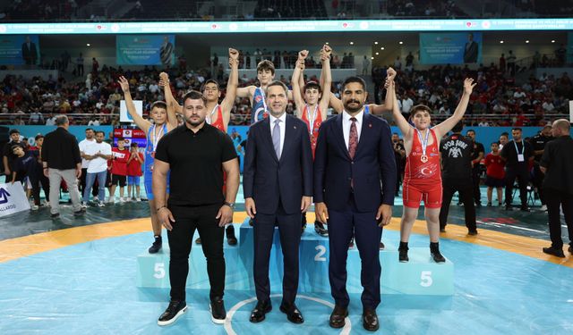 Bakan Bayraktar, 2. Büyük Güreş Festivali Minikler Şampiyonası’nda sporcularla bir araya geldi