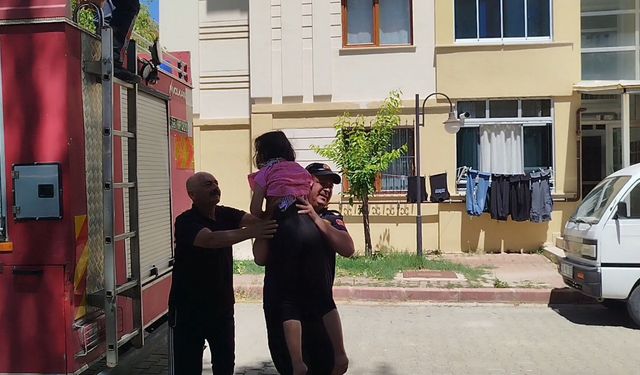Ağaçta mahsur kalan otizmli çocuğu itfaiye kurtardı