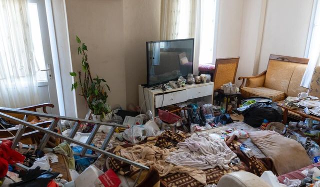 Kapı açıldı, 5 kamyon çöp çıktı