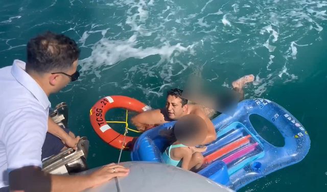 Deniz yatağıyla sürüklenen çocuğu sahil güvenlik kurtardı