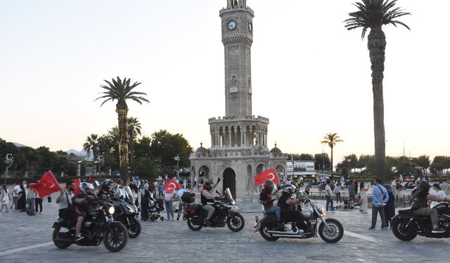 İzmir'de motosikletliler 15 Temmuz’u unutmadı
