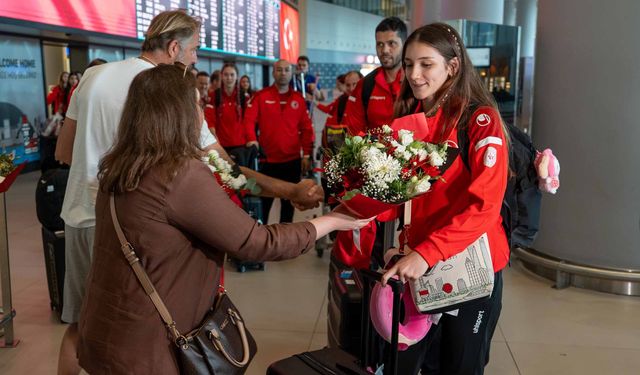 Milli voleybol takımı dünya ikinciliğiyle döndü