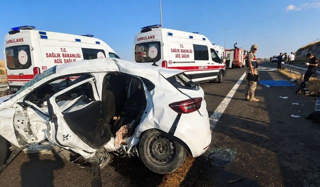 Şanlıurfa’da hafif ticari araç ile otomobil çarpıştı: 2 ölü, 9 yaralı