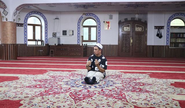 Serebral palsili Mahmut, camiye 1,5 kilometre yol gidiyor