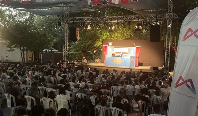 Şehir Tiyatrosu ilçe ilçe gezerek yurttaşlarla buluştu