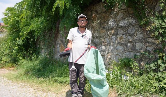 Çöpleri toplarken 3,5 milyon liralık altın buldu