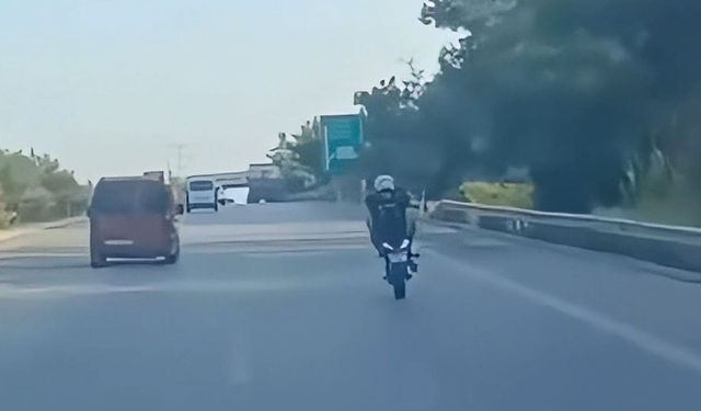 Trafikte tek tekerlek yapan motosiklet sürücüsüne 46 bin lira ceza