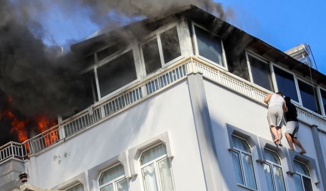 Antalya'da korkutan yangın: Korkuluk demirinde kurtarılmayı beklediler