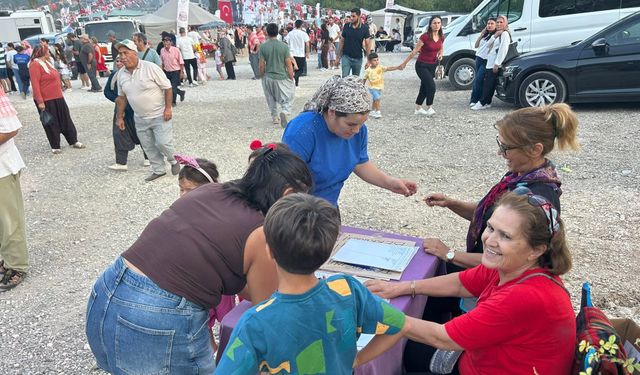 Millet festivalin coşkusunda çevreciler imza nöbetinde