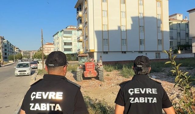 Arsaya döktüğü atıkları kendisi temizledi üstüne ceza yedi