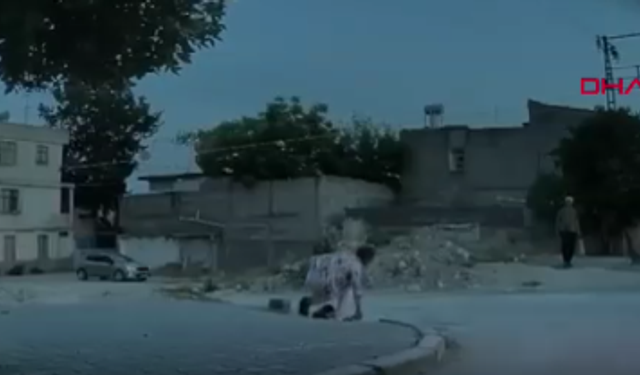 Motosiklet çarptı, çantasını alıp koşarak uzaklaştı