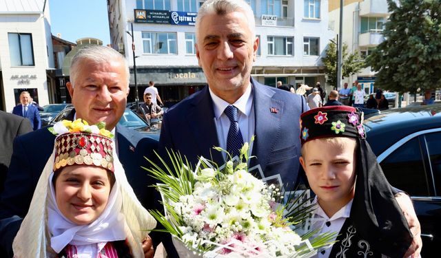 Bakan Bolat: Bizim belediyelerimiz yan gelip yatmaz