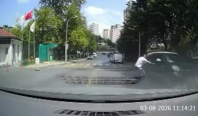 Yokuştan kayan aracı kaputundan tutarak durdurdu