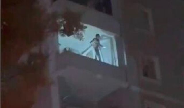 Balkon duvarına çıkıp dans eden kadın mahalleyi ayağa kaldırdı