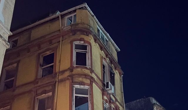 Maç sonrası atılan havai fişek yangın çıkardı